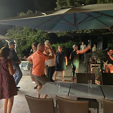 Les Arbousiers Village Hotel Provencal La Roquebrussanne エクステリア 写真