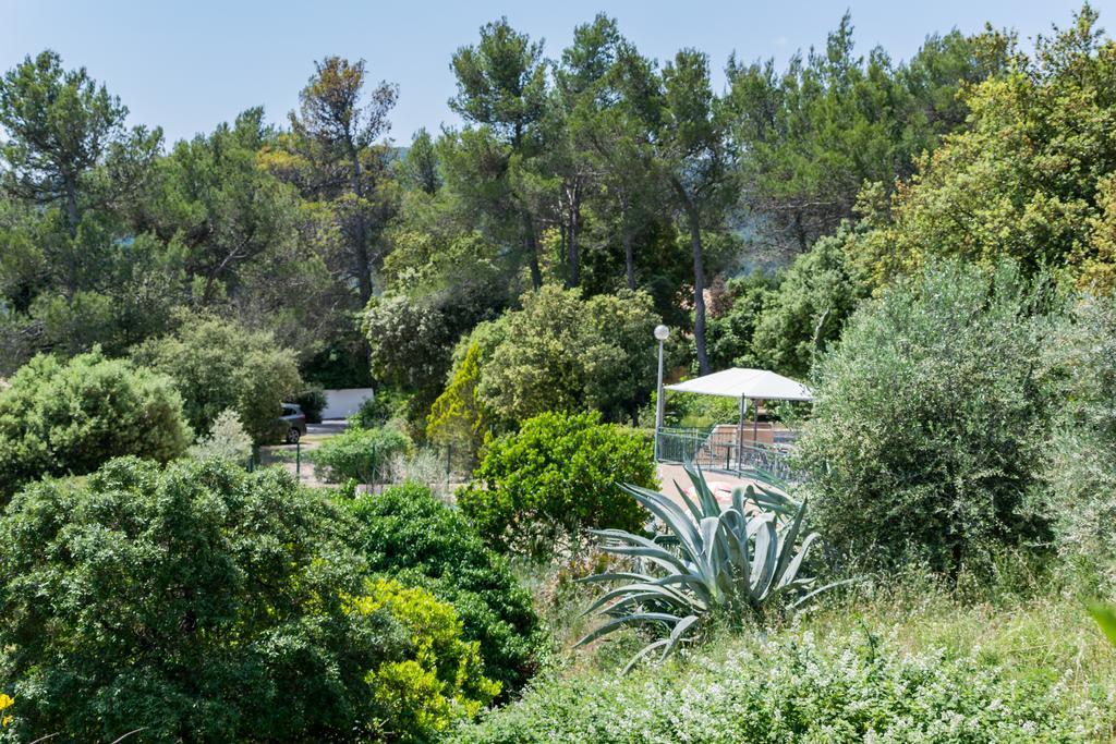 Les Arbousiers Village Hotel Provencal La Roquebrussanne エクステリア 写真
