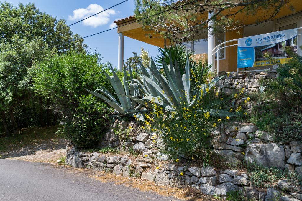 Les Arbousiers Village Hotel Provencal La Roquebrussanne エクステリア 写真