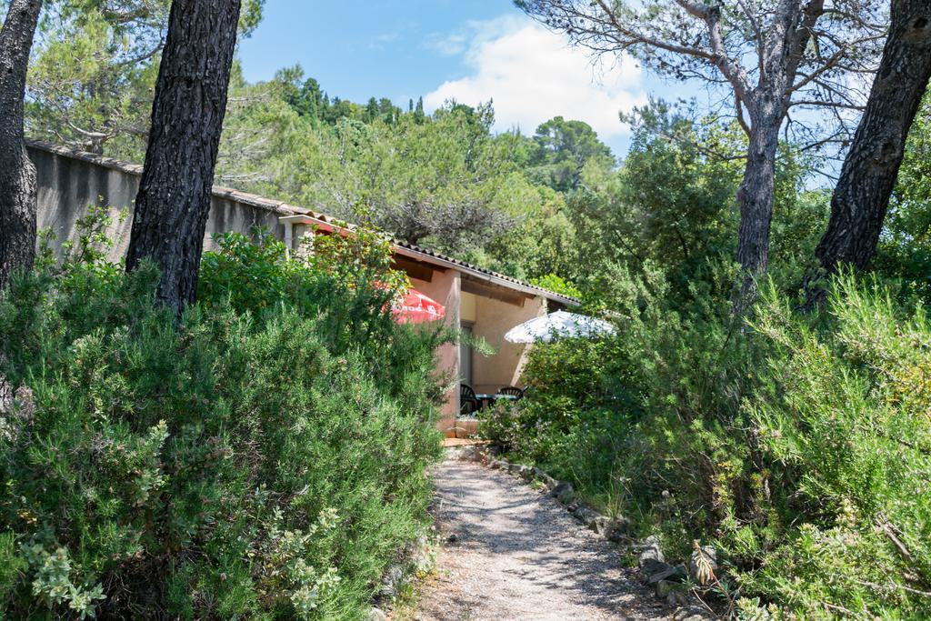 Les Arbousiers Village Hotel Provencal La Roquebrussanne エクステリア 写真