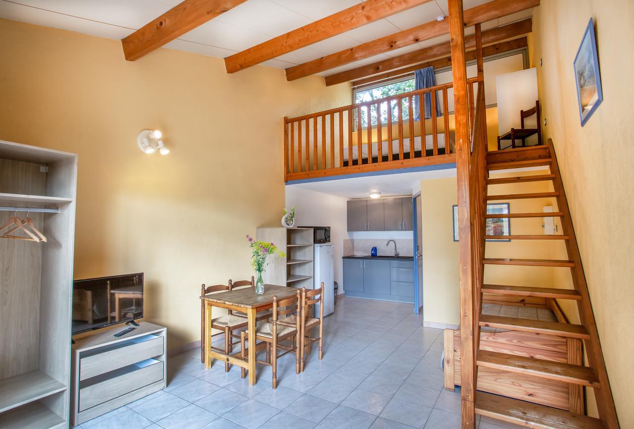 Les Arbousiers Village Hotel Provencal La Roquebrussanne エクステリア 写真